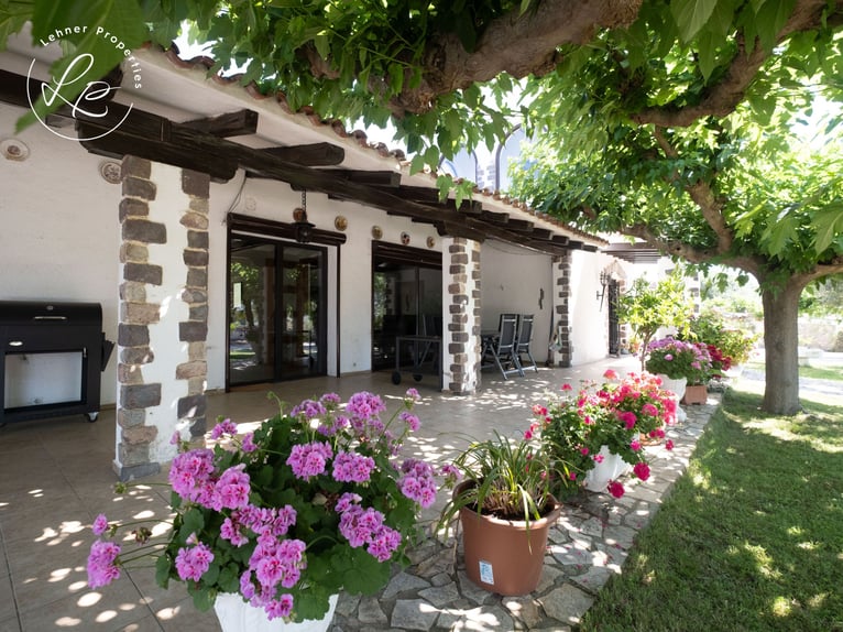 Reitanwesen mit Wohnhaus in Spanien, an der Costa Brava, nur 10 Minuten von den Stränden entfernt.
