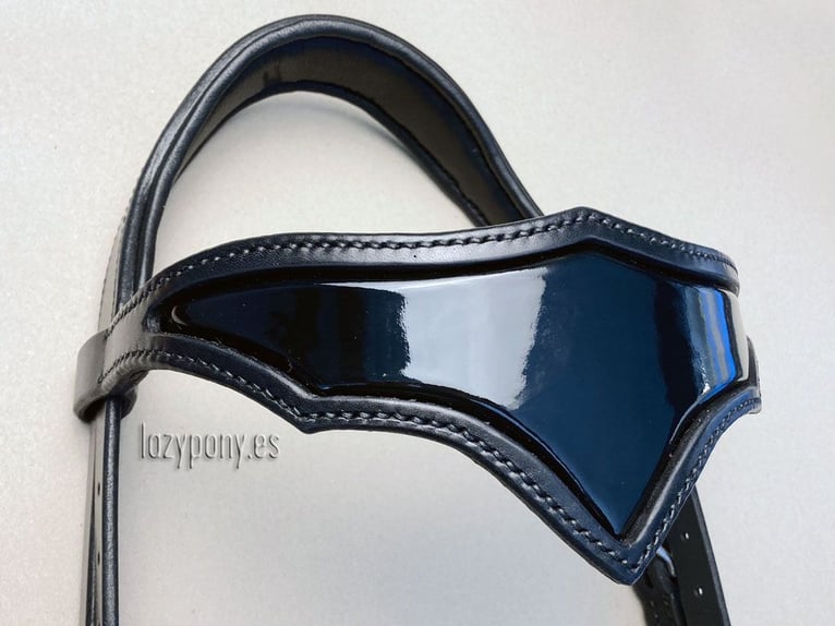 Cabezada de charol Black Knight, Patent leather bridle Black Knight handcrafted by Lazypony