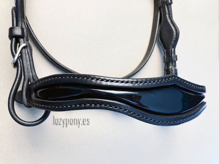 Cabezada de charol Black Knight, Patent leather bridle Black Knight handcrafted by Lazypony