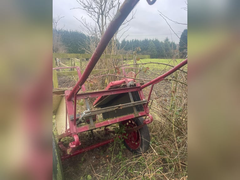 Chariot with towing hitch