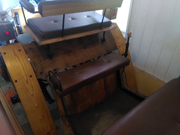 Einspannige, aufgearbeitete Kutsche; Scheibenbremsen; Original Wagenräder (Holz, Eisenbeschlag)
