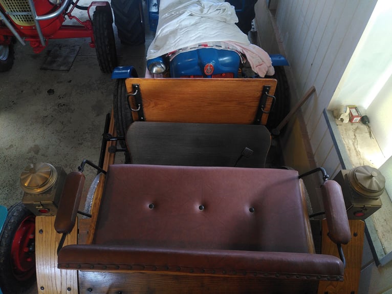 Einspannige, aufgearbeitete Kutsche; Scheibenbremsen; Original Wagenräder (Holz, Eisenbeschlag)