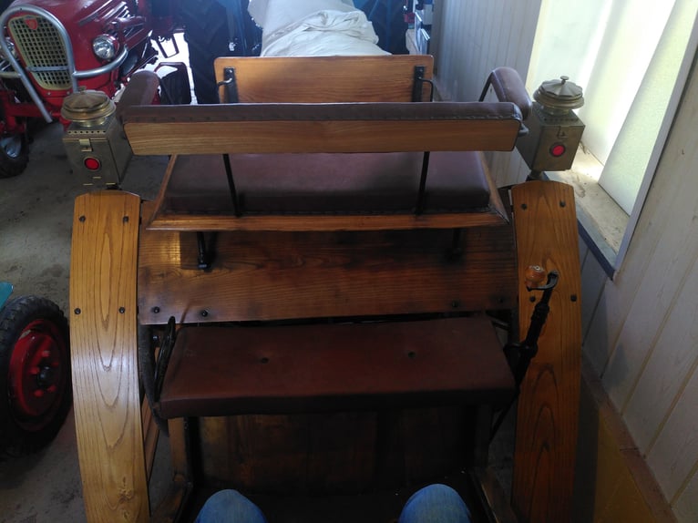 Einspannige, aufgearbeitete Kutsche; Scheibenbremsen; Original Wagenräder (Holz, Eisenbeschlag)