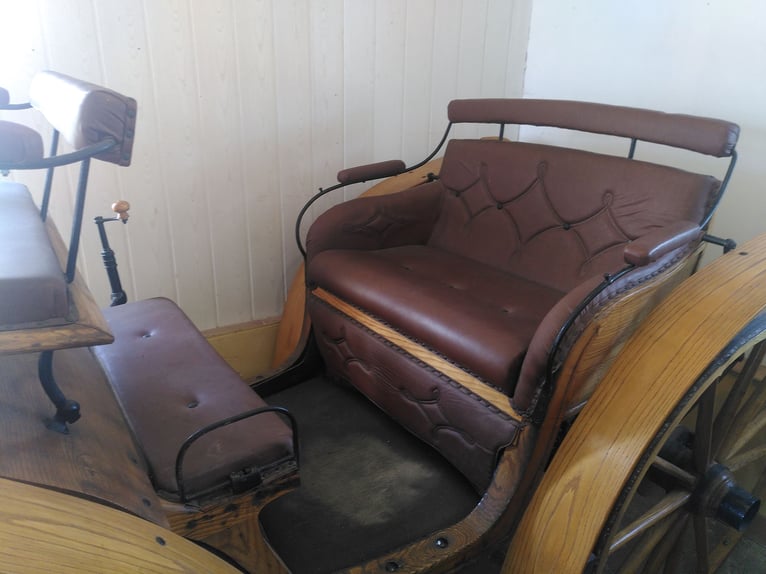 Einspannige, aufgearbeitete Kutsche; Scheibenbremsen; Original Wagenräder (Holz, Eisenbeschlag)