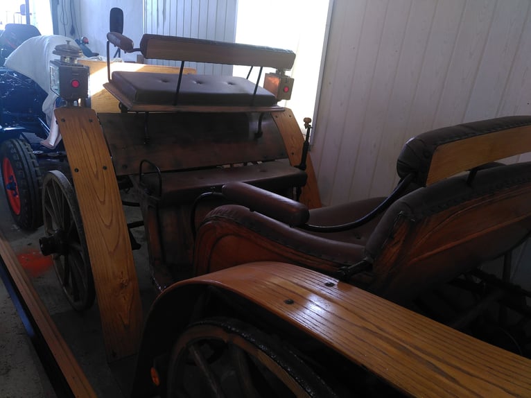Einspannige, aufgearbeitete Kutsche; Scheibenbremsen; Original Wagenräder (Holz, Eisenbeschlag)