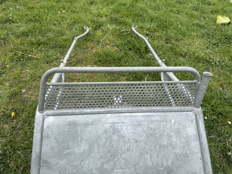 Hermoso estado de un sulky completamente galvanizado.