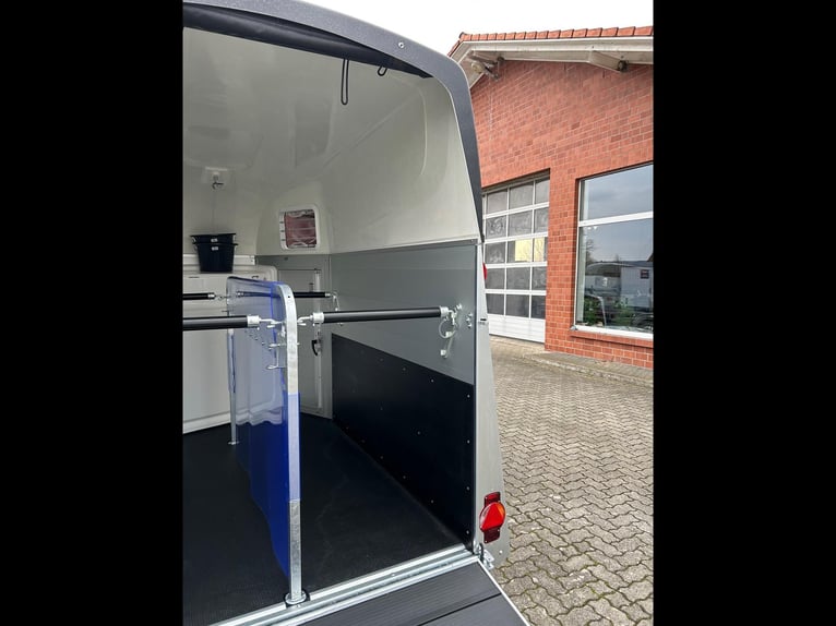 Humbaur Pferdeanhänger Equitos Alu Plus Black 2000 2,0t Sattelkammer 100km/h Hecktür schwenkbar