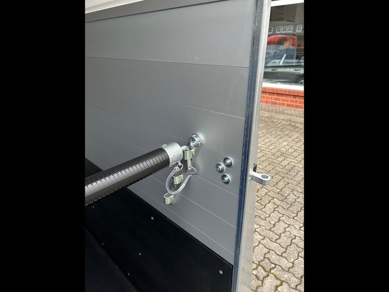 Humbaur Pferdeanhänger Equitos Alu Plus Black 2000 2,0t Sattelkammer 100km/h Hecktür schwenkbar