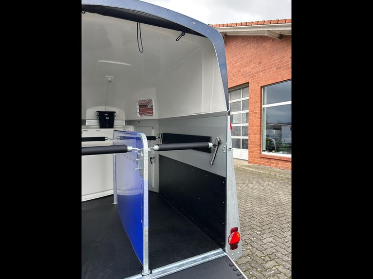 Humbaur Pferdeanhänger Xanthos 2400 2,4t Sattelkammer 100km/h Dark Blue
