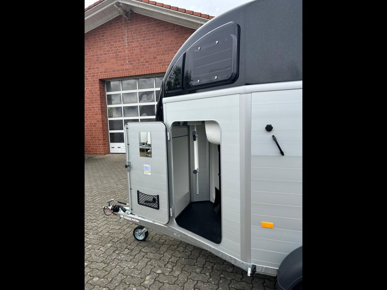 Humbaur Pferdeanhänger Xanthos Aero 2400 2,4t Sattelkammer 100km/h Black
