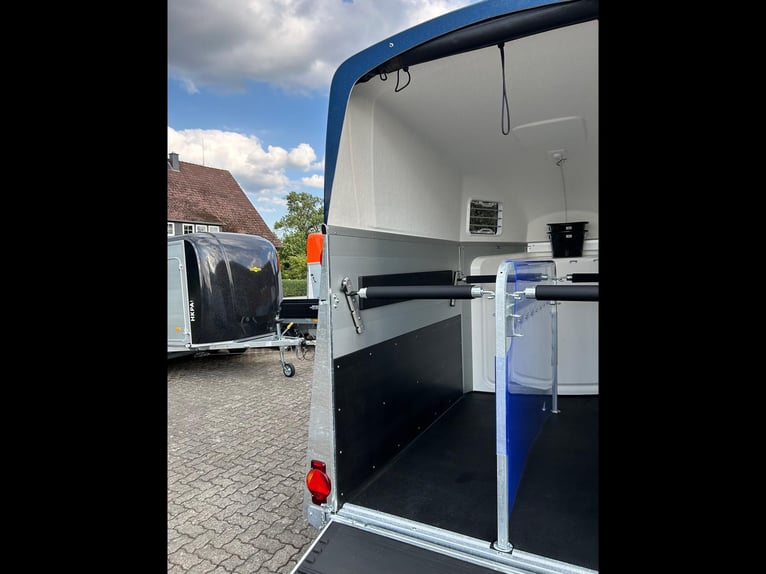 Humbaur Pferdeanhänger Xanthos Aero 2400 2,4t Sattelkammer 100km/h Hecktür Blue Hecktür schwenkbar