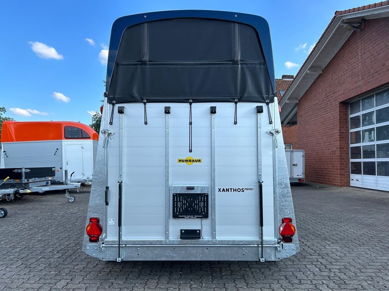 Humbaur Pferdeanhänger Xanthos Aero 2400 2,4t Sattelkammer 100km/h Hecktür Blue Hecktür schwenkbar