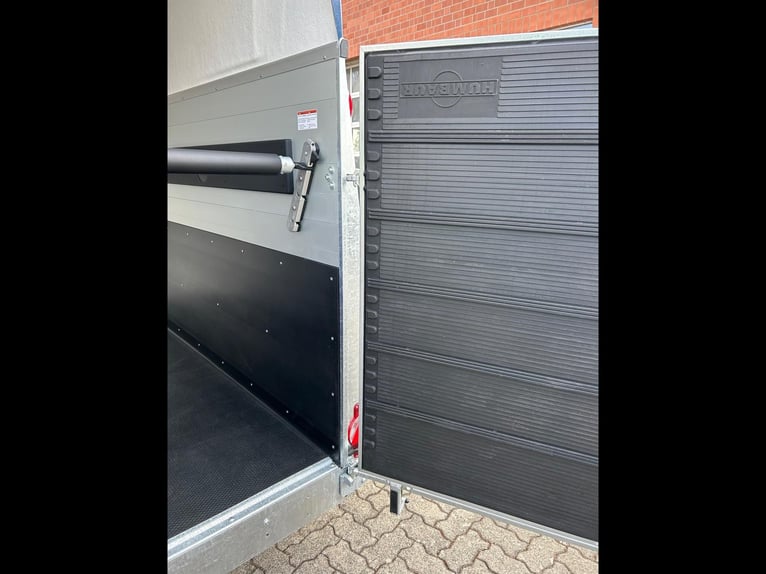 Humbaur Pferdeanhänger Xanthos Aero 2400 2,4t Sattelkammer 100km/h Hecktür Blue Hecktür schwenkbar