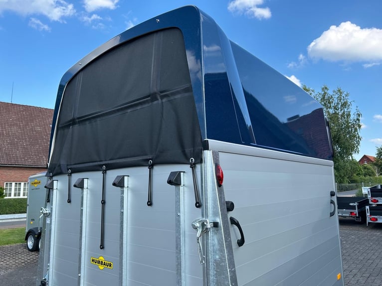 Humbaur Pferdeanhänger Xanthos Aero 2400 2,4t Sattelkammer 100km/h Hecktür Blue Hecktür schwenkbar