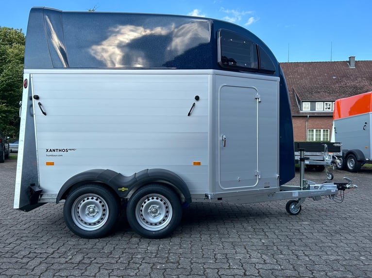 Humbaur Pferdeanhänger Xanthos Aero 2400 2,4t Sattelkammer 100km/h Hecktür Blue Hecktür schwenkbar