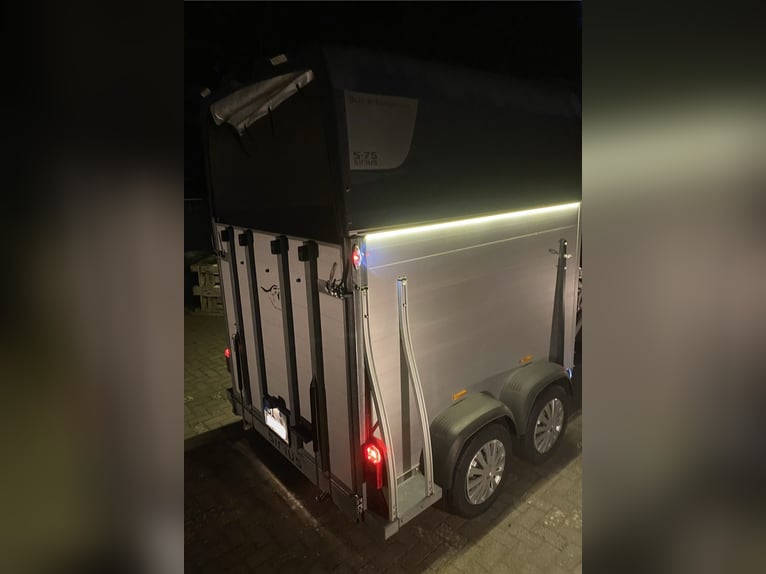 Remolque para caballos Sirius S75 con muchas extras, TÜV y neumáticos nuevos