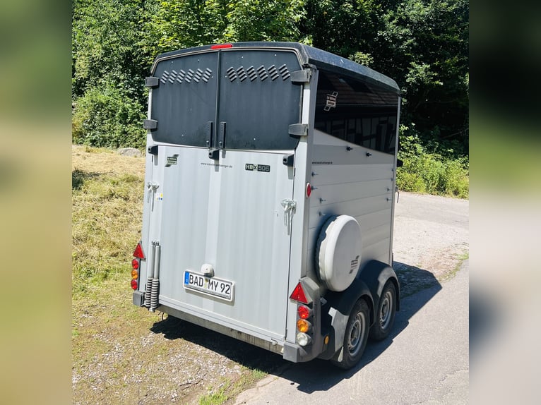 Remolque premium Ifor Williams HBX 506 con acceso frontal, peso máximo autorizado de 2,6 toneladas