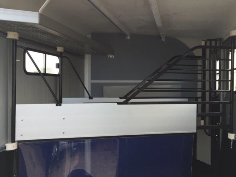 Cheval Liberte Minimax / Maxi 3, ideal para 3 caballos, con vestuario, salida frontal