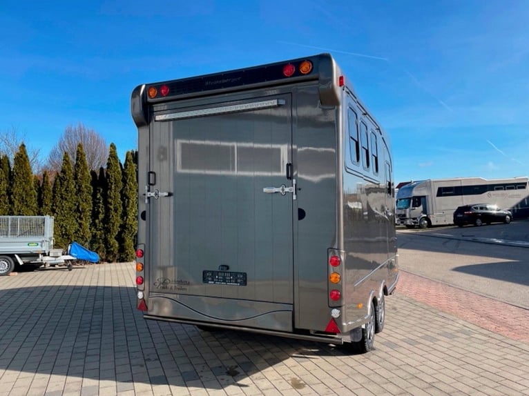 Pferdetransporter Pferdeanhänger DT Trailer 3 Pferde mit Großer Sattelkammer Paardentrailer Anhänger