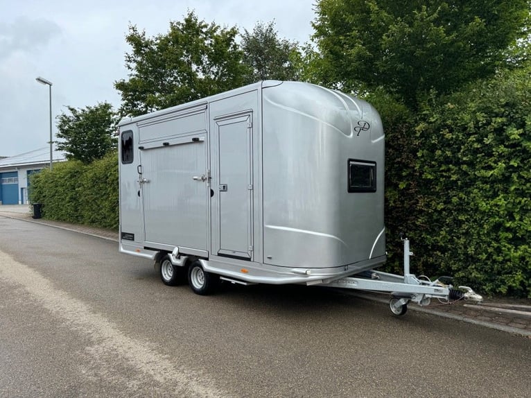 Remolque de transporte de caballos para 2 caballos con rampa lateral y vivienda.