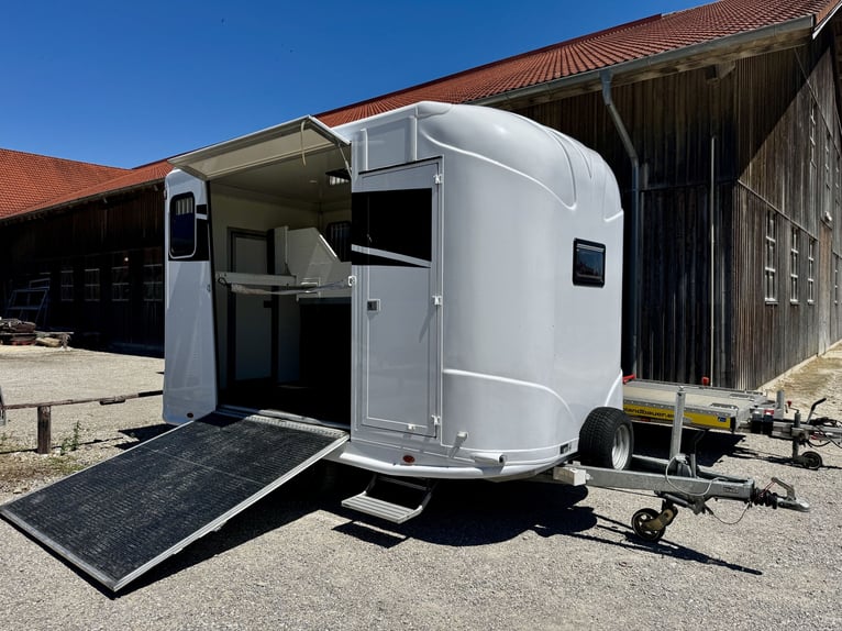 Remolque para 2 caballos Steinsberger ANKA con vestuario y cama abatible