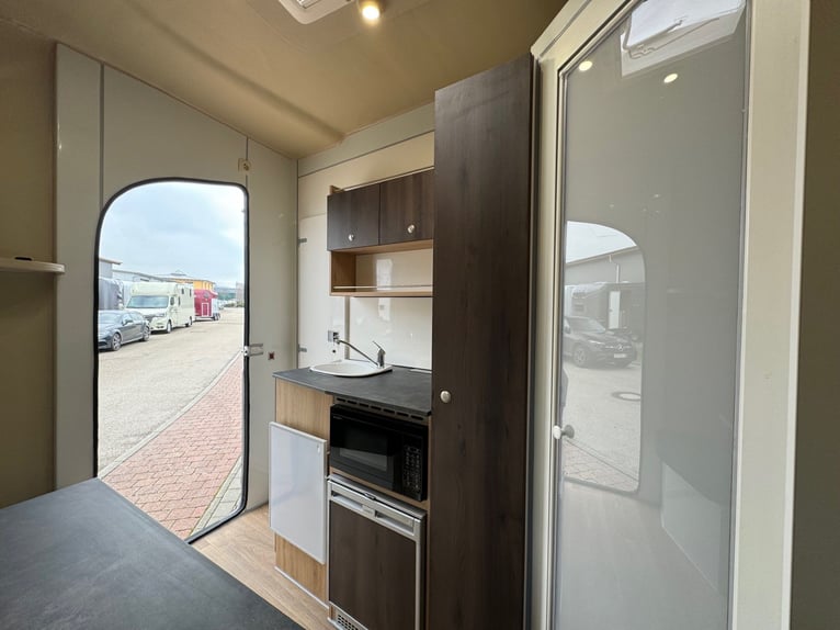 Remolque para 3 caballos, transportín para caballos con alojamiento y ducha, remolque vivienda de 3,