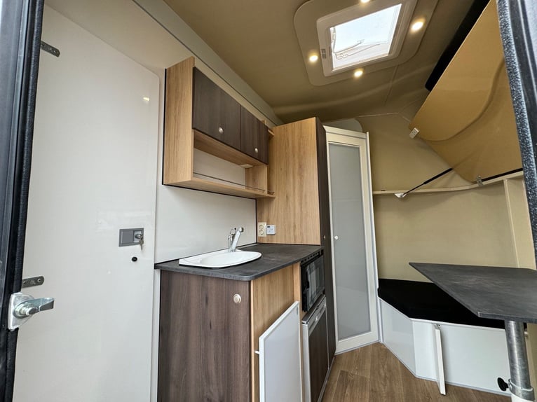 Remolque para 3 caballos, transportín para caballos con alojamiento y ducha, remolque vivienda de 3,