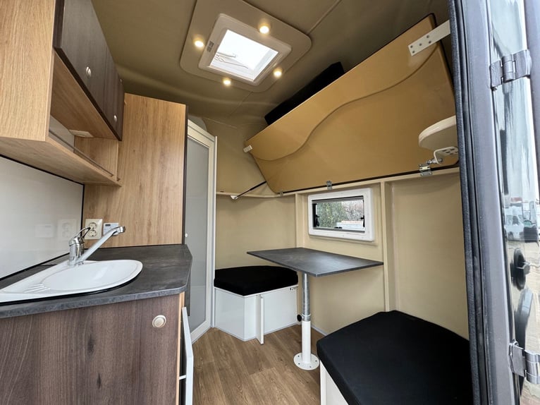 Remolque para 3 caballos, transportín para caballos con alojamiento y ducha, remolque vivienda de 3,