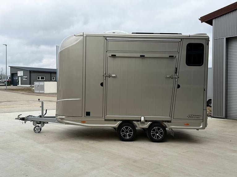 Remolque para caballos con 2 rampas, climatización en el compartimento equino, autónomo con energía 