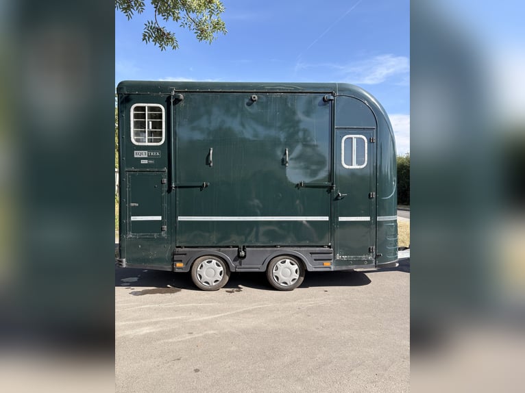 Remolque para caballos Equi-Trek Space-Treka L con acceso lateral