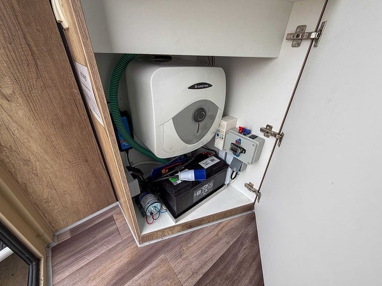 Remolque para caballos, transportín para caballos DT Trailer para 2 caballos con vivienda y armario