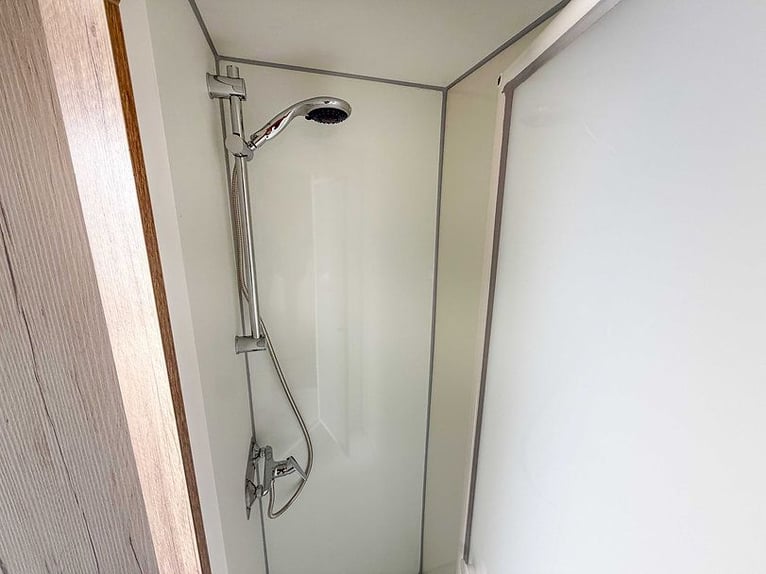 Remolque para caballos, transportín para caballos DT Trailer para 2 caballos con vivienda y armario