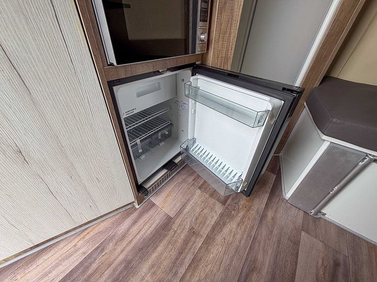 Remolque para caballos, transportín para caballos DT Trailer para 2 caballos con vivienda y armario