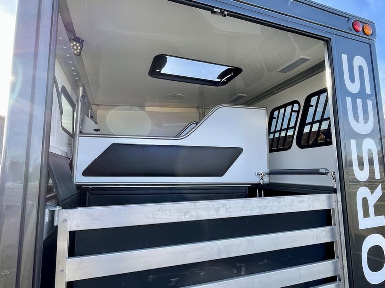 RJH 675 Remolque para 3 caballos con vivienda, con cama doble y ducha, ¡único! Camión de 3,5 tonelad