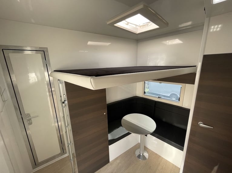 RJH 675 Remolque para 3 caballos con vivienda, con cama doble y ducha, ¡único! Camión de 3,5 tonelad