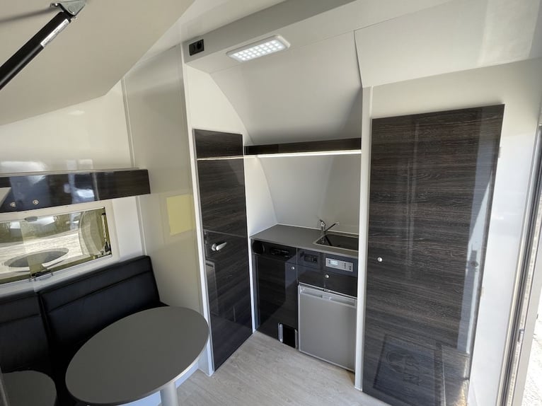 RJH 675 Remolque para 3 caballos con vivienda, con cama doble y ducha, ¡único! Camión de 3,5 tonelad