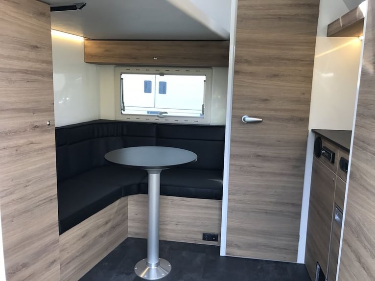 RJH 675 Remolque para 3 caballos con vivienda, con cama doble y ducha, ¡único! Camión de 3,5 tonelad