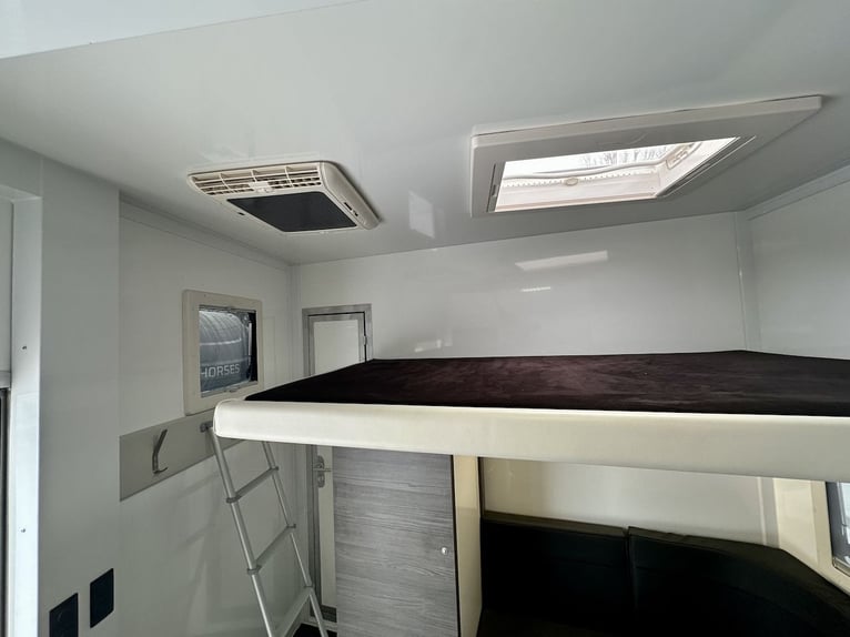 RJH 675 Trailer für 3 Pferde mit großer Wohnung, Dusche und Doppelbett – Gebrauchtfahrzeug