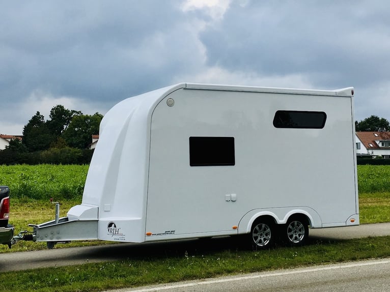 RJH 675 Trailer für 3 Pferde mit großer Wohnung, Dusche und Doppelbett – Gebrauchtfahrzeug