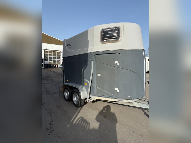EN VENTA van de 2 caballos matrícula blanca,marca blomert monocasco de fibra impoluto con guadarnes