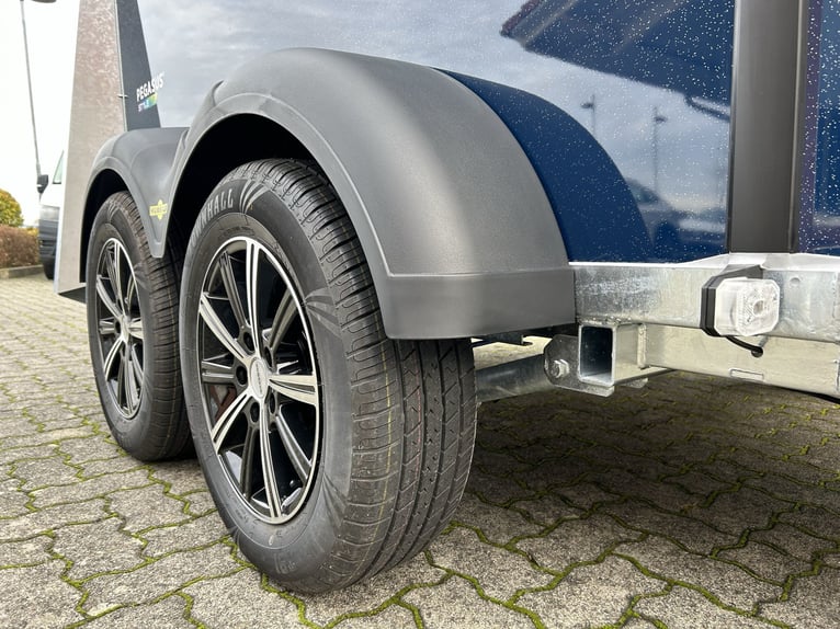 Humbaur Pferdeanhänger Pegasus Style 2700 S 2,7t Sattelkammer 100km/h Dark Blue