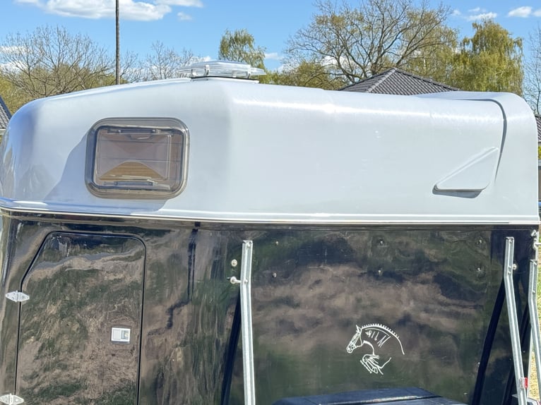 Remolque doble para caballos en excelentes condiciones en venta