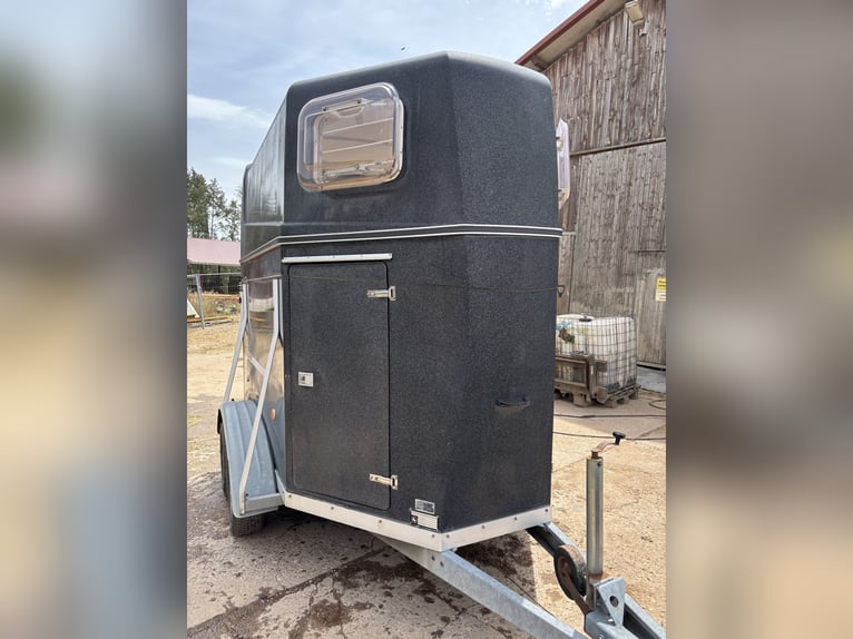 Remolque para caballos Blomert para 2 caballos | 2 toneladas | Vestuario | FRENOS NUEVOS | Inspecció