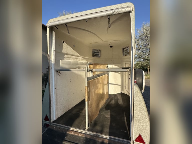 Remolque para caballos Böckmann Top Master con plataforma de aluminio y compuerta de carga Easy Exit