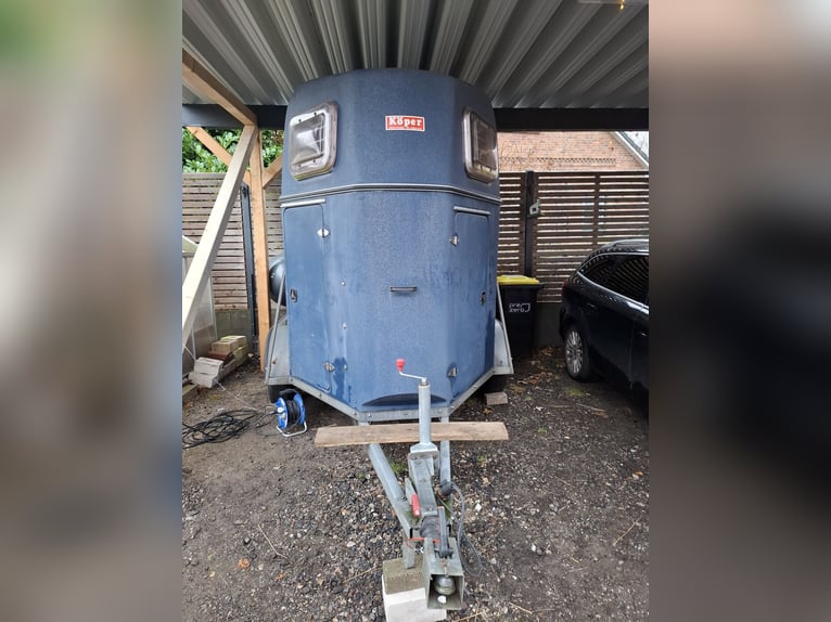 Remolque para caballos con cabina de equipajes