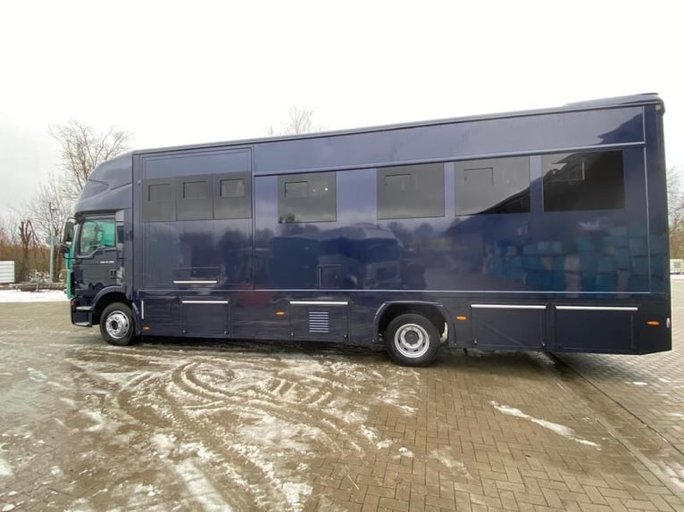 Camión MAN 12.290 TGM, 290 CV, capacidad de carga de 14,2 toneladas, con nueva carrocería