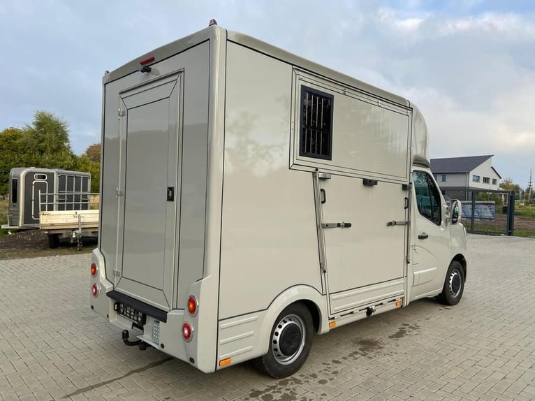 Transportista de caballos: Renault Master 2024