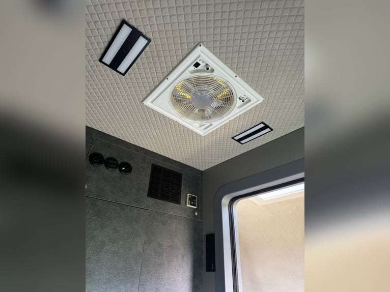 Camión para caballos Mitsubishi Fuso PRENTKI 2026