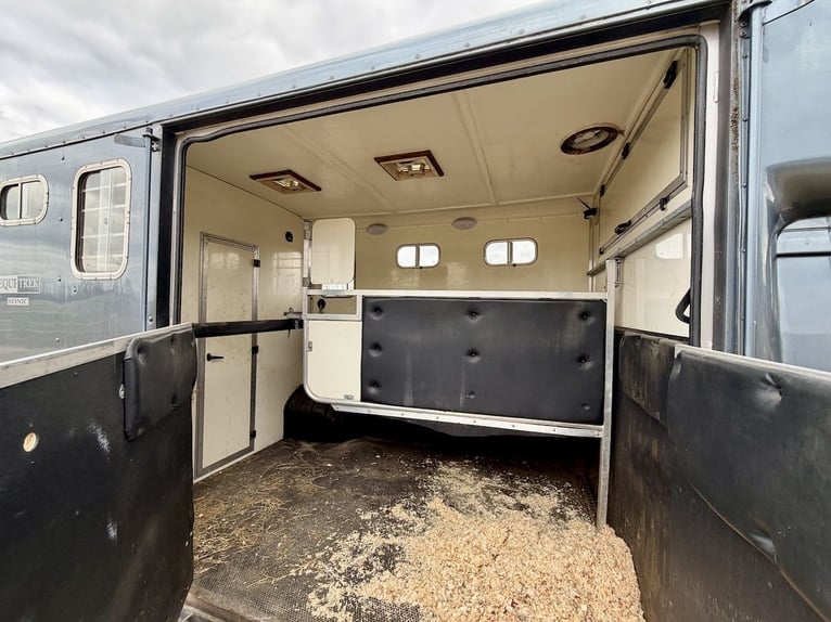 Camion de transporte de caballos Peugeot Boxer Equitrek Sonic para 2 caballos - Vehículo de ocasión 