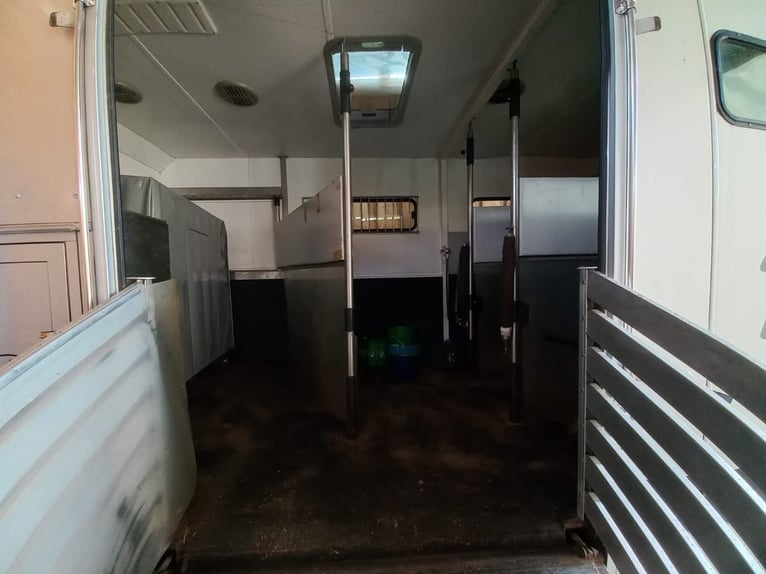 Camión para transporte de caballos con vivienda a la venta a buen precio debido a una compra urgente